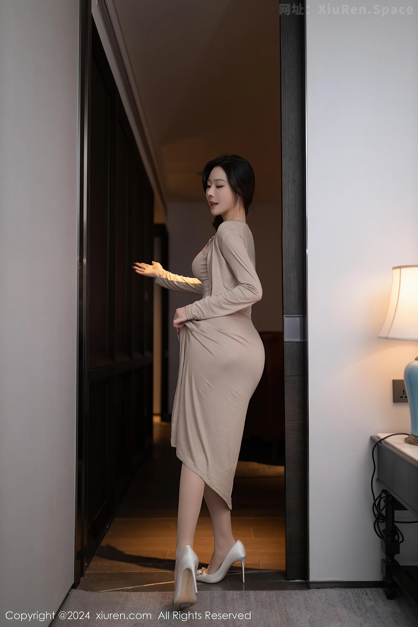 图片[5]-[XiuRen秀人网]VOL.8417 模特小逗逗性感轻透连衣长裙配超薄肉丝秀曼妙身姿惹火诱惑写真84P-秀人网官方网站